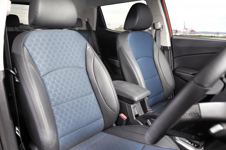 Интерьер SsangYong Tivoli LE 2019 года  (UK) (фото 21 из 34)